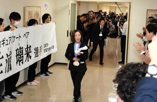 宝塚市職員らに拍手で迎えられる三浦璃来選手＝宝塚市役所