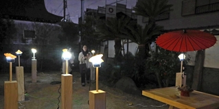 戦国武将・佐々成政を弔う法園寺では、辞世で詠んだ「鉄鉢袋」をイメージし、餅を使ったアート作品を展示した＝尼崎市寺町