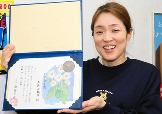 線路内に取り残された女性を助けた土井千鶴子さん＝伊丹市西台５