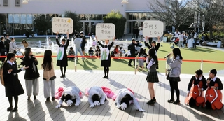 劇で環境保護の大切さを訴える松陰高校の生徒ら＝西宮市高松町