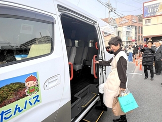 「こよたんバス」の第１便に乗り込む利用者＝西宮市甲陽園若江町