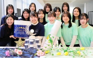 フェムケアの新商品を開発した学生＝西宮市池開町