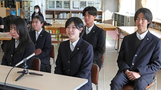 立候補予定者３人に質問をぶつける鳴尾高校の生徒ら＝西宮市学文殿町２（撮影・笠原次郎）