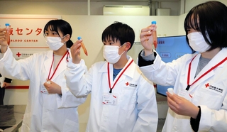 分離した成分を確認する子どもら＝西宮市甲子園八番町