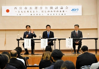討論会に出席した立候補予定者の３人＝西宮市神祇官町