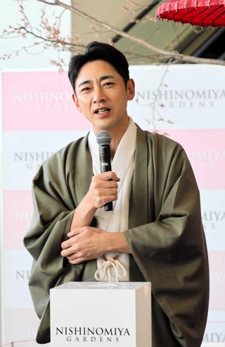 桜にまるわるエピソードなどを披露する小泉孝太郎さん＝西宮市高松町