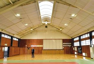 天井全体にプラスチック製の波板が張られた浜脇中学校の格技室＝西宮市宮前町
