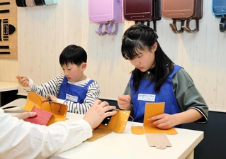 真剣な表情で作業に取り組む子ども＝西宮市甲子園八番町