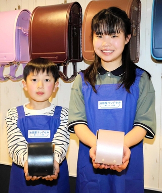 完成したミニランドセルを披露する子どもたち＝西宮市甲子園八番町