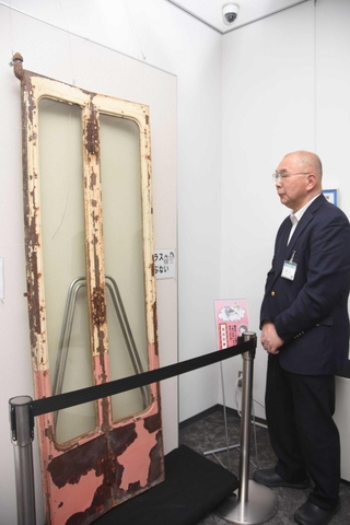 阪神電車の特急・急行車両８８１形で使われた「貫通扉」＝尼崎市南城内