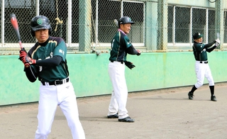 素振りをする宝塚グリーンスターの選手たち＝宝塚市小浜１