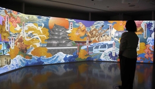 尼崎城に導入された新たな映像コンテンツ。大画面スクリーンで尼崎の歴史や観光スポットをたどり、没入感を楽しめる＝尼崎市北城内