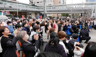 候補者らの訴えに耳を傾ける有権者ら＝西宮市内（撮影・土井秀人）
