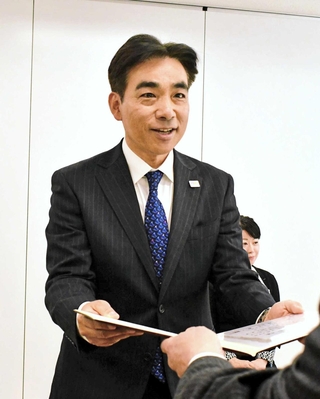 西宮市長選から一夜明け、当選証書を受け取る石井登志郎氏＝西宮市六湛寺町