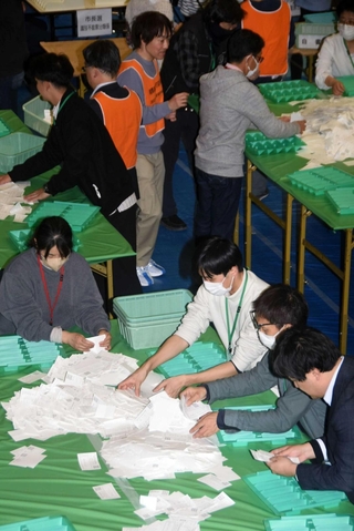 西宮市長選の開票作業を進める市職員ら＝３月２９日夜、西宮市河原町