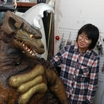 ガサキングの着ぐるみと向かい合う山田りささん＝尼崎市建家町