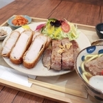 トンカツとトンテキのハーフアンドハーフの定食＝尼崎市玄番北之町