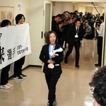 宝塚市職員らに拍手で迎えられる三浦璃来選手＝宝塚市役所