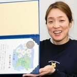 線路内に取り残された女性を助けた土井千鶴子さん＝伊丹市西台５