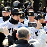 ユニフォーム姿で参拝に訪れた才木浩人投手（中央）ら阪神の選手＝西宮市社家町