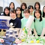 フェムケアの新商品を開発した学生＝西宮市池開町