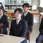 立候補予定者３人に質問をぶつける鳴尾高校の生徒ら＝西宮市学文殿町２（撮影・笠原次郎）