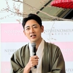 桜にまるわるエピソードなどを披露する小泉孝太郎さん＝西宮市高松町