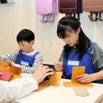 真剣な表情で作業に取り組む子ども＝西宮市甲子園八番町