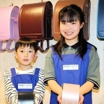 完成したミニランドセルを披露する子どもたち＝西宮市甲子園八番町