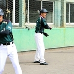 素振りをする宝塚グリーンスターの選手たち＝宝塚市小浜１