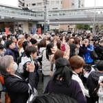 候補者らの訴えに耳を傾ける有権者ら＝西宮市内（撮影・土井秀人）