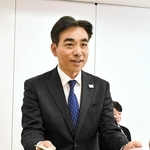 西宮市長選から一夜明け、当選証書を受け取る石井登志郎氏＝西宮市六湛寺町