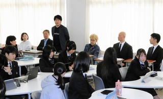 生徒たちの質問に答える企業の代表ら＝伊丹市行基町４