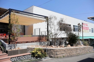 中山台ニュータウンにある商業施設（右）と３月にオープンしたログポート＝宝塚市中山桜台２