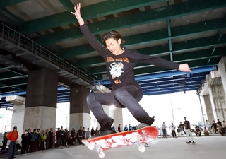 障害物を使って鮮やかなトリックを披露するスケーター＝川西市加茂６