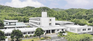 豊かな自然に囲まれた旧六瀬中学校の校舎（猪名川町提供）