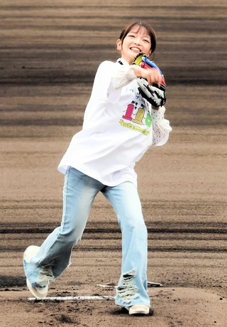 大きく振りかぶって投じる福留光帆さん＝尼崎市杭瀬南新町３