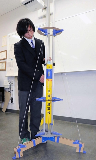 宇宙科学部のメンバーが製作したロケットと発射台＝尼崎市口田中２