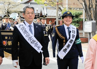 伊丹署の一日署長を務め、交通安全を訴えてパレードする伊藤真波さん（右）＝伊丹市中央３