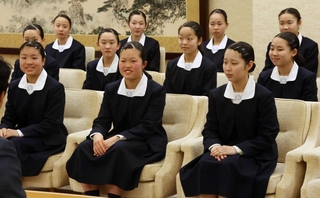 世界大会への出場を前に尼崎市役所を表敬訪問した百合学院中チアダンス部のメンバーら＝尼崎市東七松町１