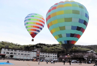 夜明けの空に浮かび上がった熱気球＝川西市東多田３
