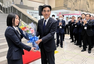 ３期目の初登庁で花束を受け取る石井登志郎市長（中央）＝西宮市六湛寺町