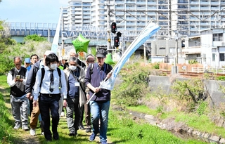 事故現場近くの線路沿いを歩く参加者ら＝尼崎市東塚口町２
