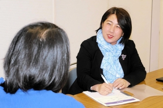 ユース保健室の普及に取り組む日吉和子さん（右）。若者の相談内容はストレス、人間関係、性など幅広い＝宝塚市栄町２