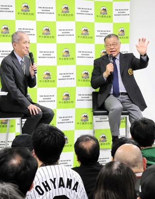 タイガースファンを前に今季の阪神について語る掛布雅之さん（右）＝西宮市甲子園町