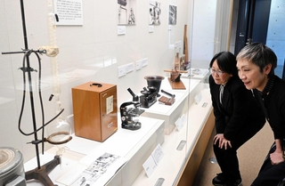 薬学部所蔵の実験器具など貴重な資料が並ぶ＝西宮市鳴尾町１