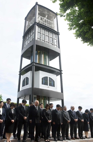 カリヨンが響く中で黙とうする参列者ら＝伊丹市伊丹１