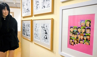 カラーイラストやモノクロ原画など２４点が並ぶ＝尼崎市開明町２