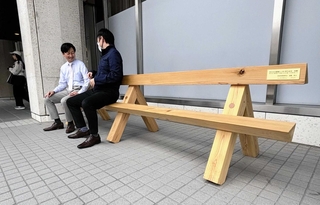 隈研吾さん手がけたベンチ、西宮市役所前広場に ゆかりの高知・梼原町