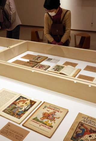 ラダが手がけた挿絵が並ぶ会場＝伊丹市宮ノ前２